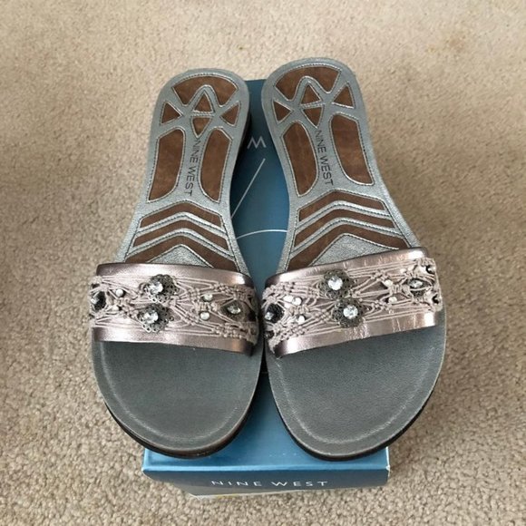 Nine West - Women's Slip On/Glide Sandals - Silver -Size 9.5M - New in box - Picture 1 of 7